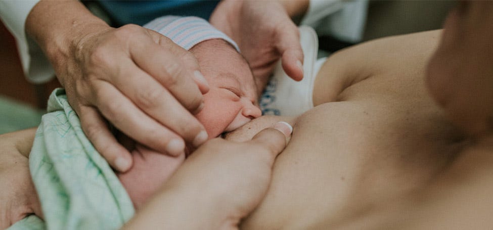 Hands breasts. Hand expression breast Milk. Hand expression Breastfeeding. Ребенок сутками на груди. Breastfeeding hand expressing.